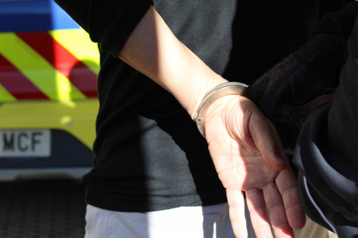Detingut un home quan fugia de la policia en patinet amb diners i droga a sobre
