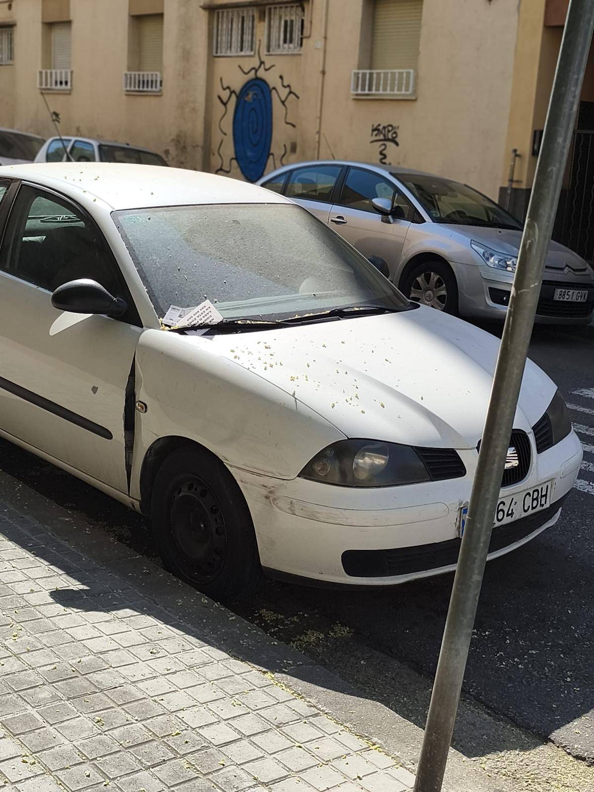 “El barri sembla un cementiri de cotxes”: desenes de vehicles 