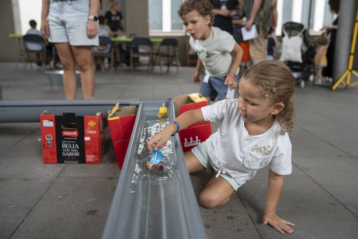 Atenció: vaixells i granotes a la plaça del Vapor Ventalló de Terrassa