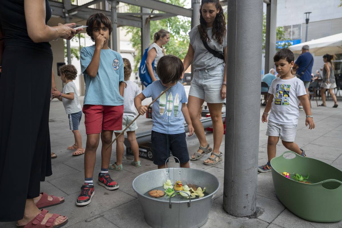 Pescant a la plaça del Vapor Ventalló de Terrassa - Alberto Tallón Pescant a la plaça del Vapor Ventalló de Terrassa
