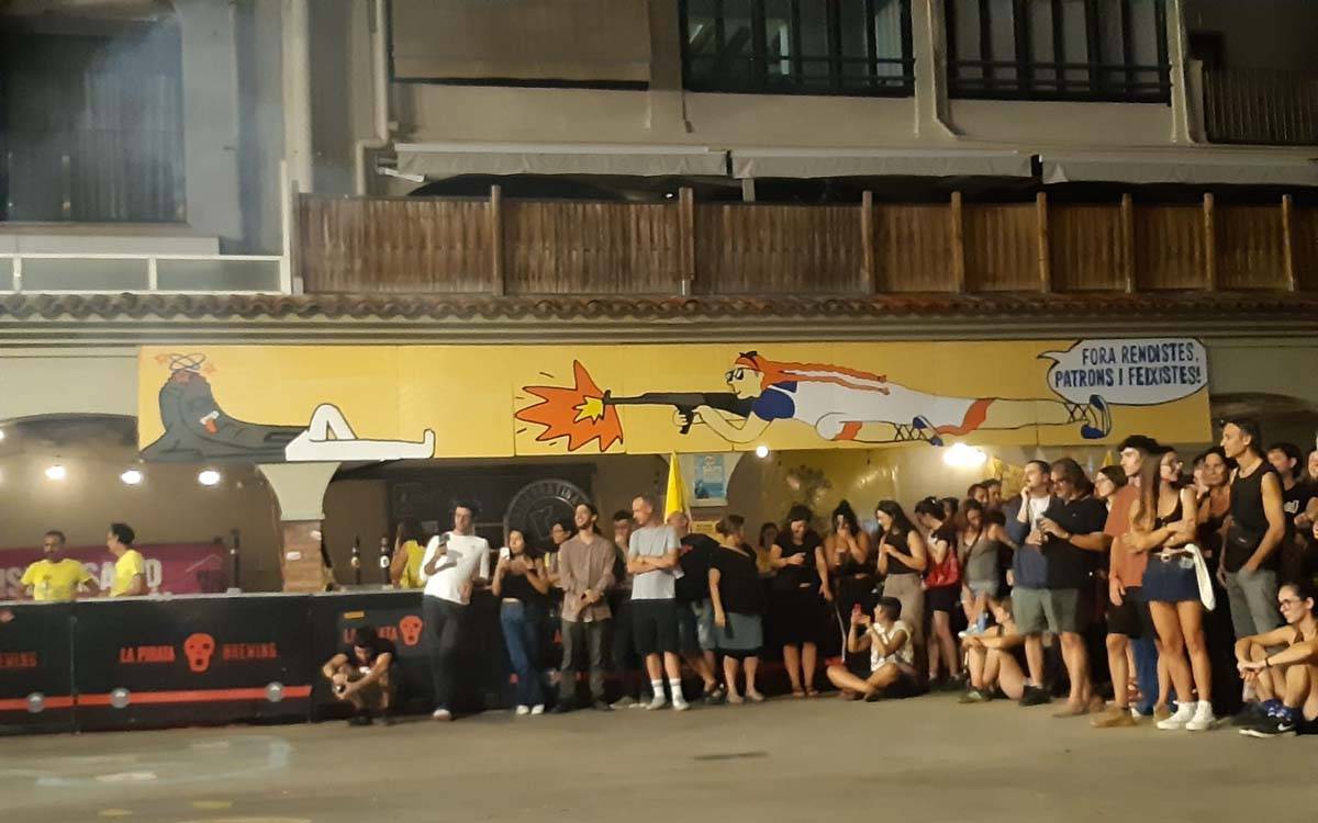 Denuncien davant la Guàrdia Urbana un mural de la Festa Major Alternativa