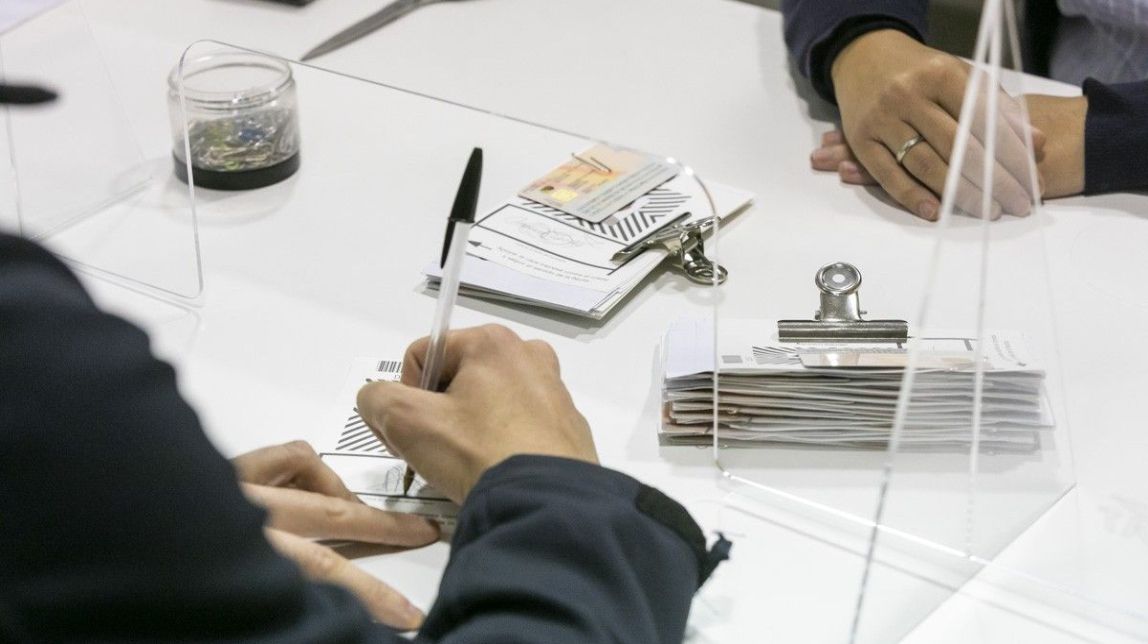 Cau la «recomanació» de presentar la documentació pel DNI en castellà