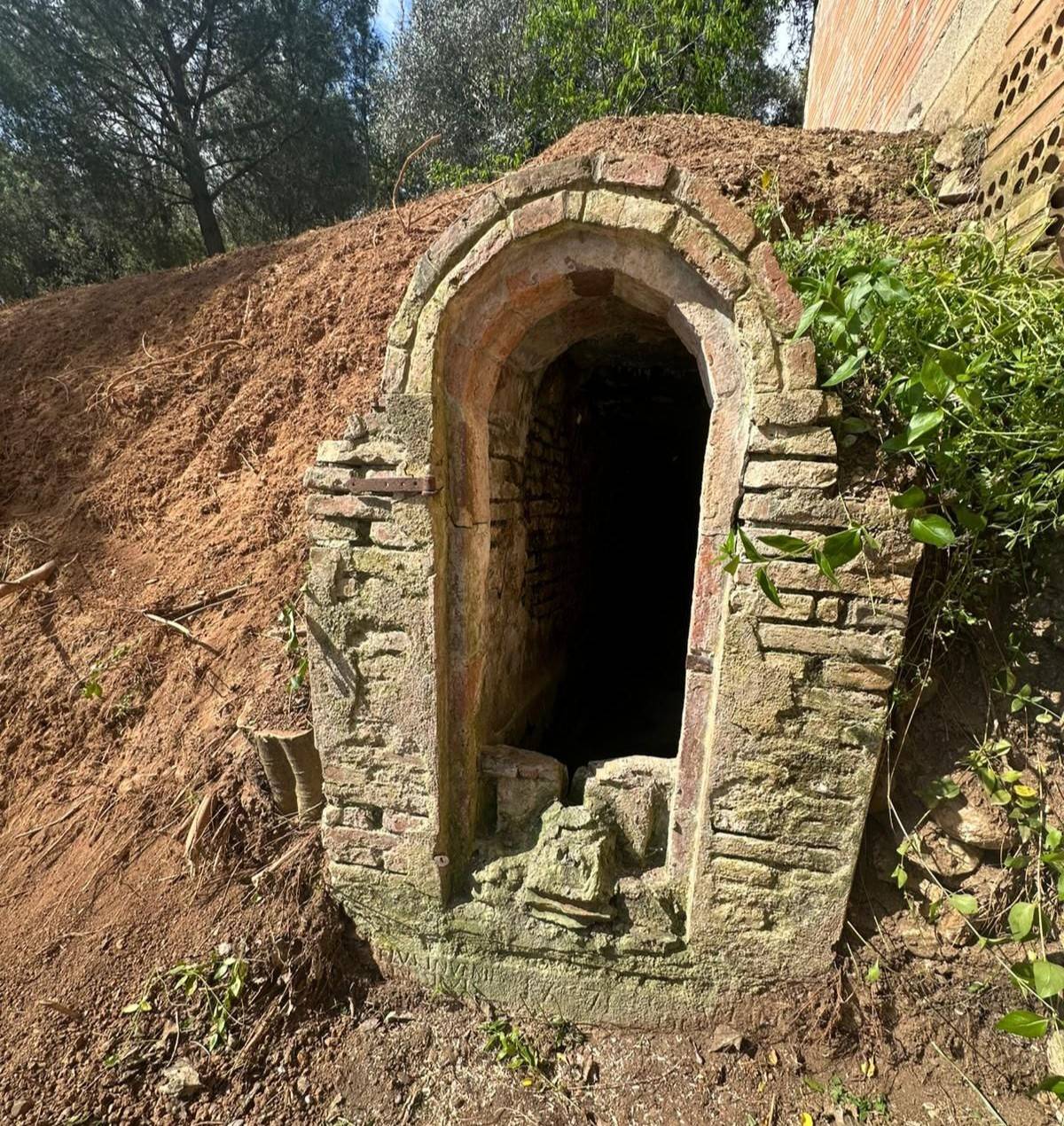 Descobreixen un antic túnel amb inscripcions a la Rectoria de Vilamajor