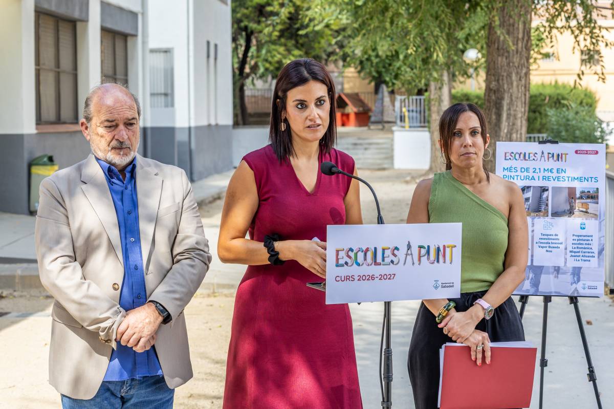 La directora del centre, Maria Pérez, amb l`alcaldessa de Sabadell, Marta Farrés, i el regidor d`Educació, Manuel Robles - Juanma Peláez La directora del centre, Maria Pérez, amb l`alcaldessa de Sabadell, Marta Farrés, i el regidor d`Educació, Manuel Robles