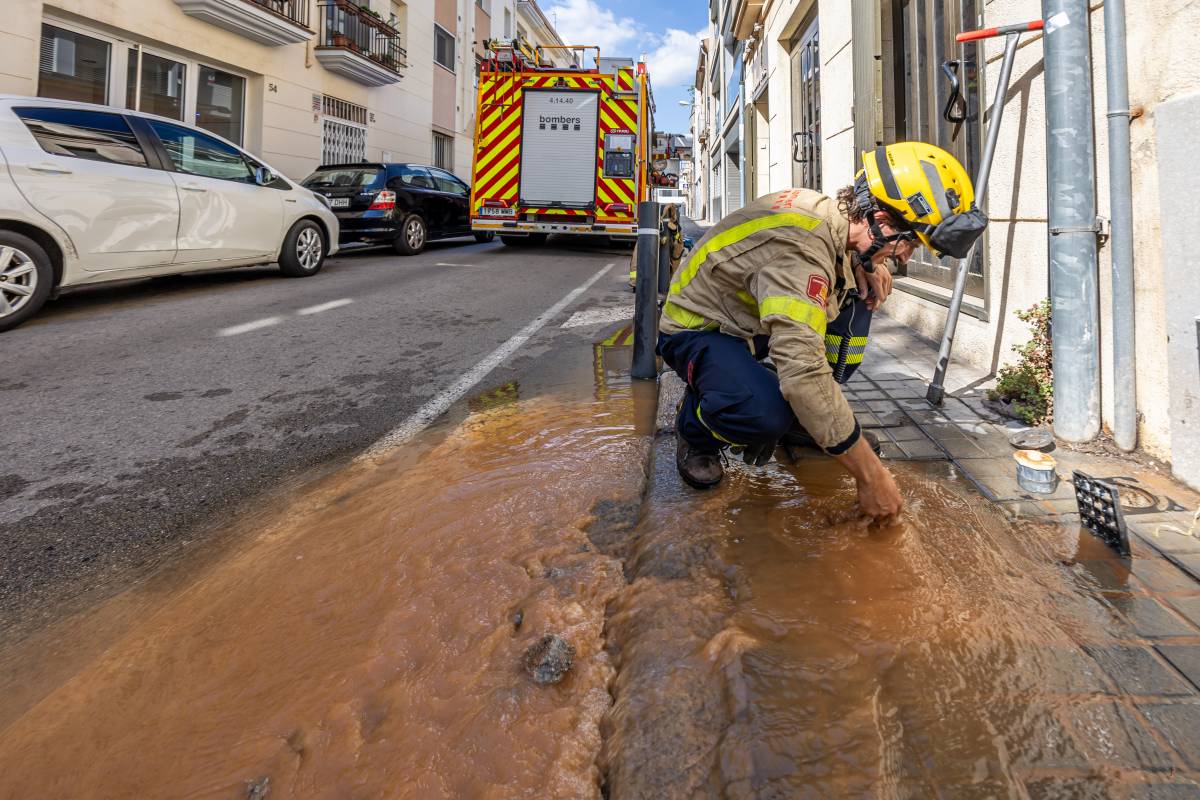 Fuita d'aigua al carrer de Casanovas i Bosch - Juanma Peláez