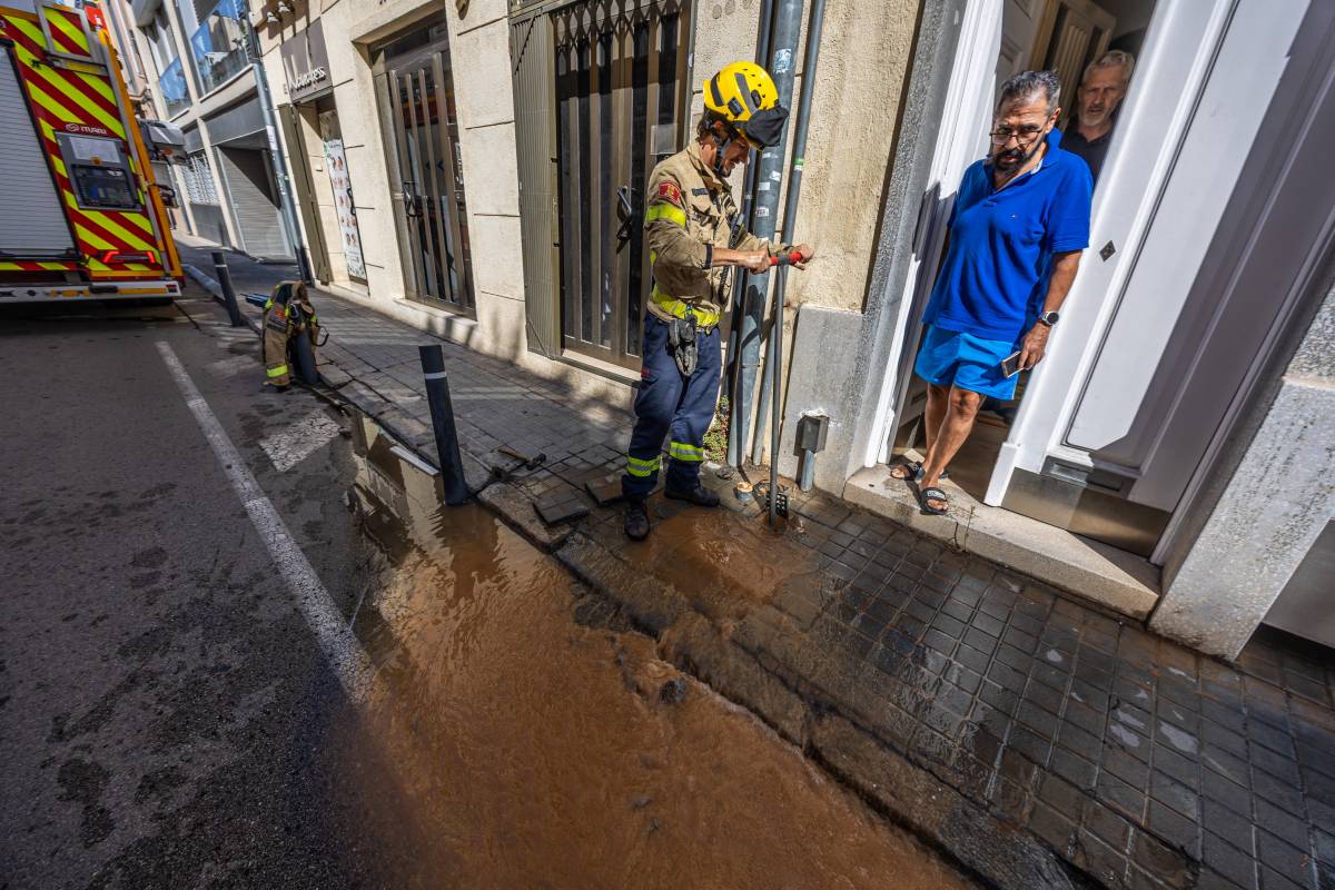 Fuita d'aigua al carrer de Casanovas i Bosch - Juanma Peláez