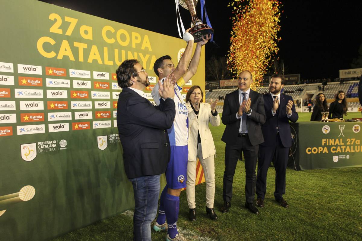 Agustín va ser l`encarregat d`aixecar el trofeu del 2016 - FCF Agustín va ser l`encarregat d`aixecar el trofeu del 2016