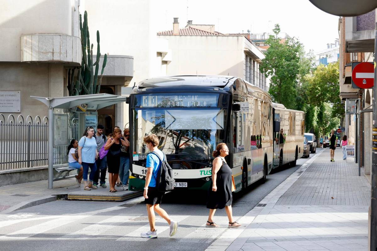 Veïns del carrer Sant Joan demanen una alternativa al pas d'autobusos per les cues: “És un embut”