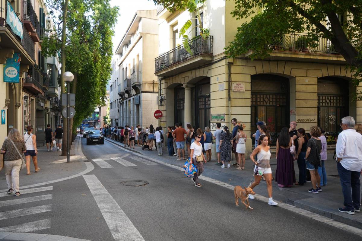FOTOS | Llargues cues per recollir els mocadors de la Festa Major de Sabadell: "He après la lliçó!"