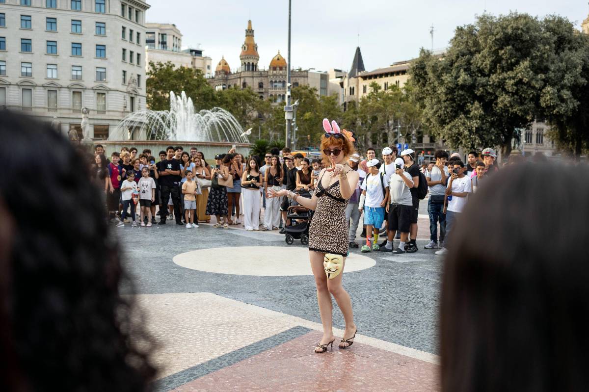 Batalla per farmejar l`aura a la plaça de Catalunya de Barcelona - Hugo Fernández Batalla per farmejar l`aura a la plaça de Catalunya de Barcelona