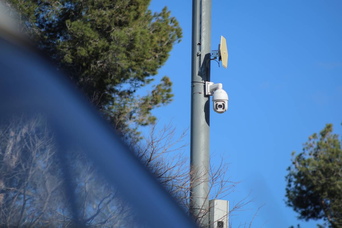 Una de les càmeres de videovigilància en funcionament a Can Deu - David Chao Una de les càmeres de videovigilància en funcionament a Can Deu