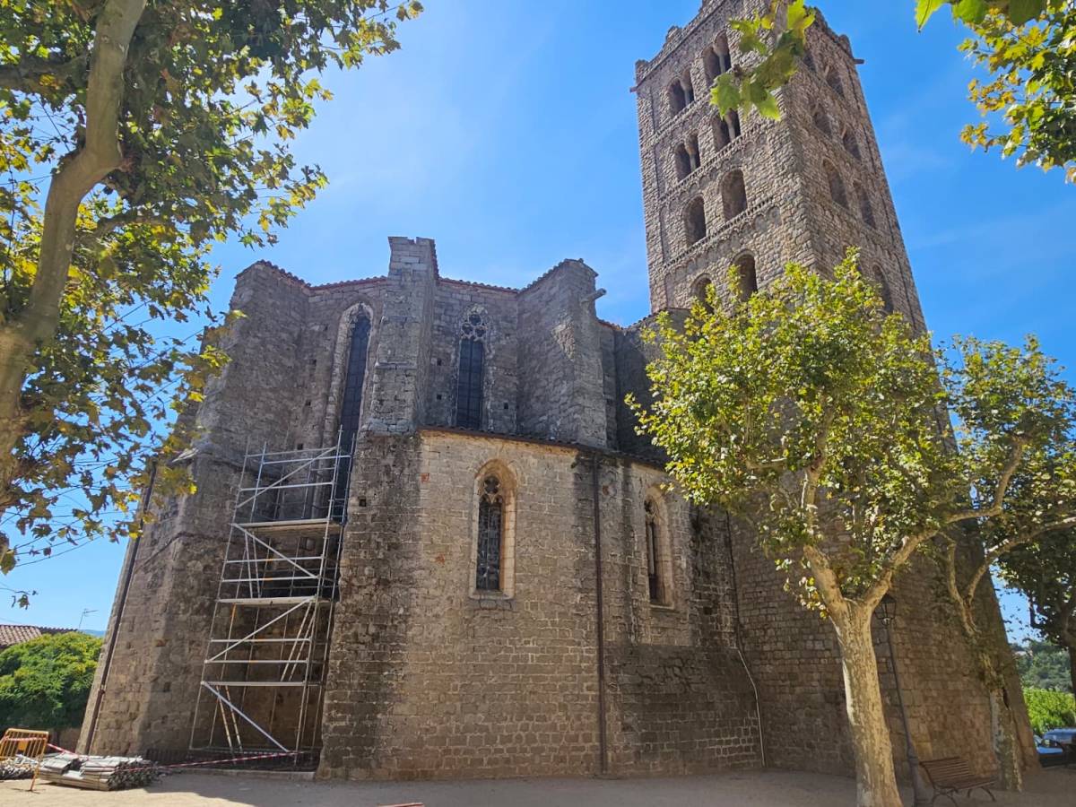 Exterior de l`esglèsia de Breda en obres. - Bernat Castanyer Exterior de l`esglèsia de Breda en obres.