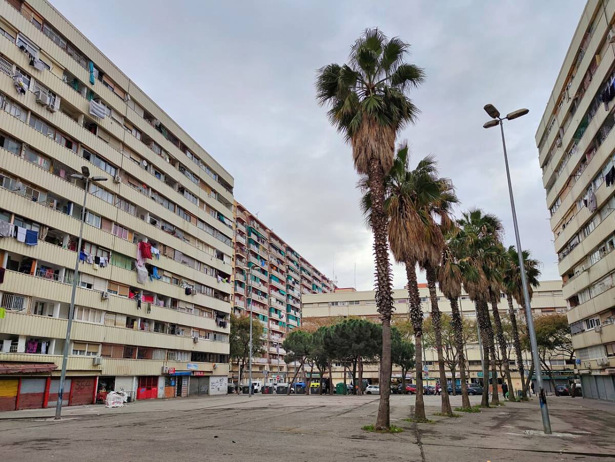 Troben un nadó mort dins d’una bossa de plàstic al replà d'un edifici de la Mina 