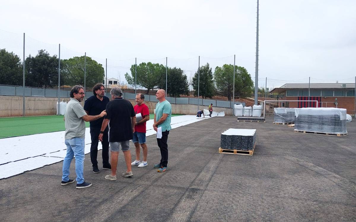 Santpedor inicia la renovació de la gespa del camp de futbol Josep Guardiola
