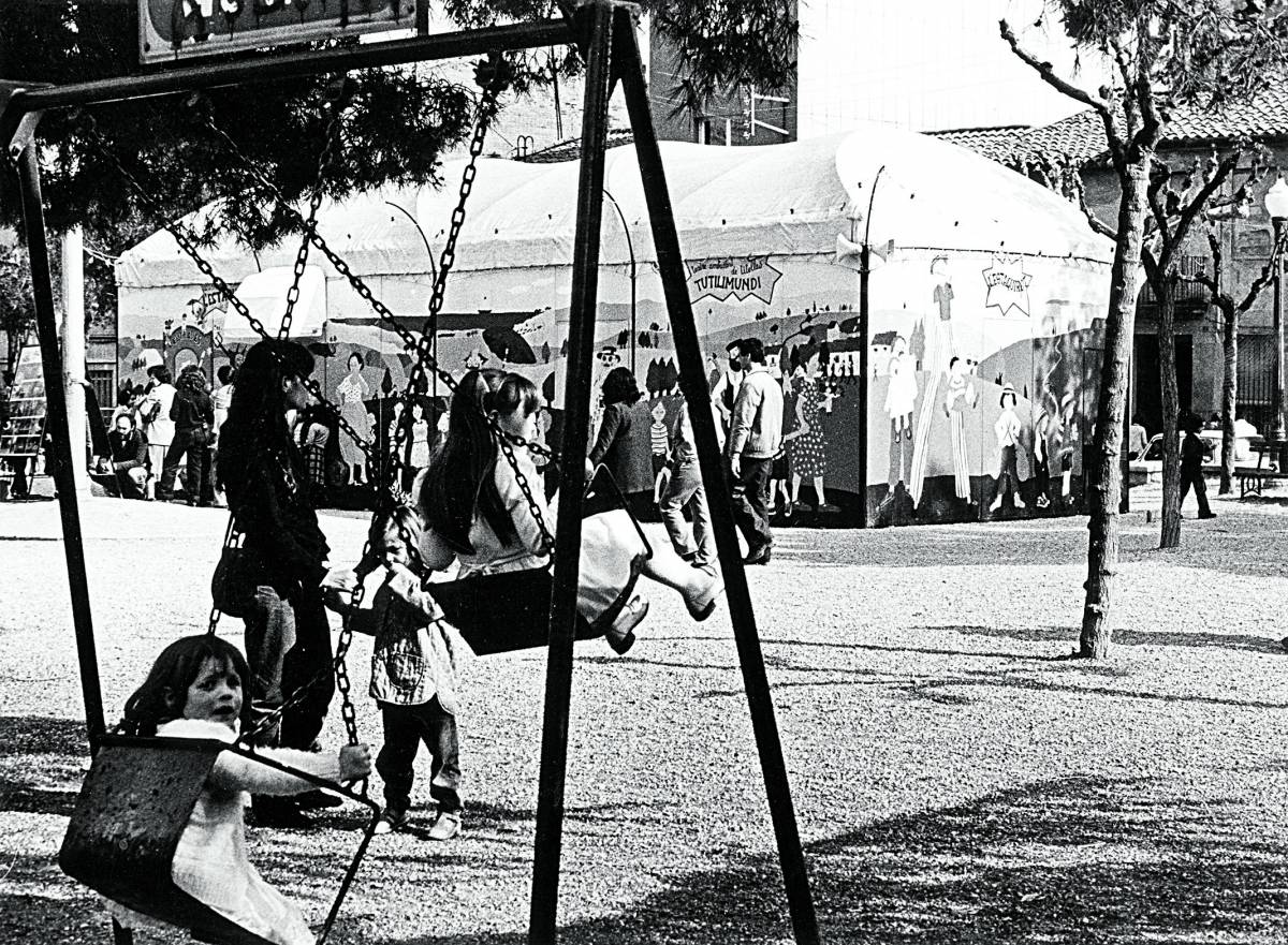 Uns gronxadors i una carpa infantil 