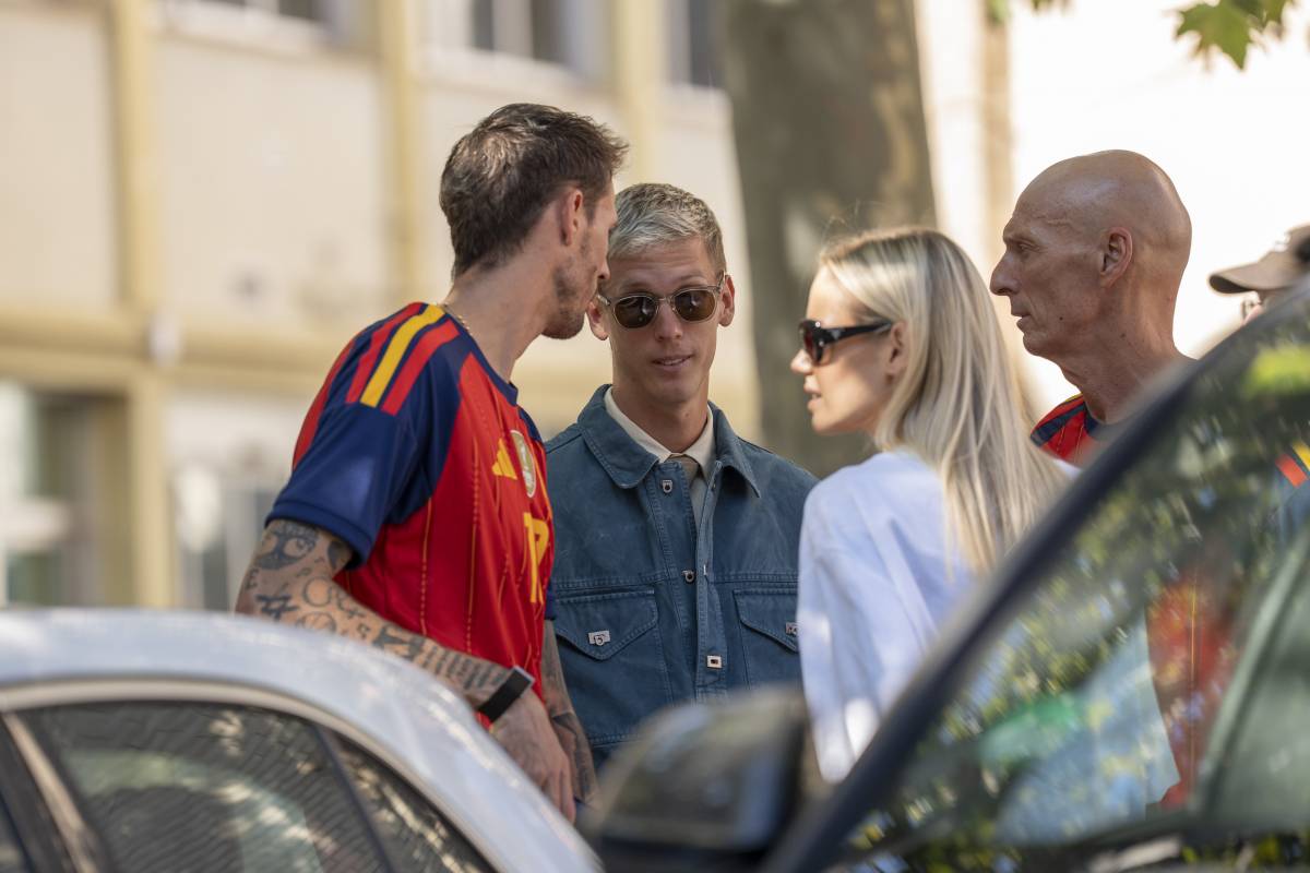 El futbolista, amb el seu germà, la seva companya i el seu pare - Alberto Tallón El futbolista, amb el seu germà, la seva companya i el seu pare