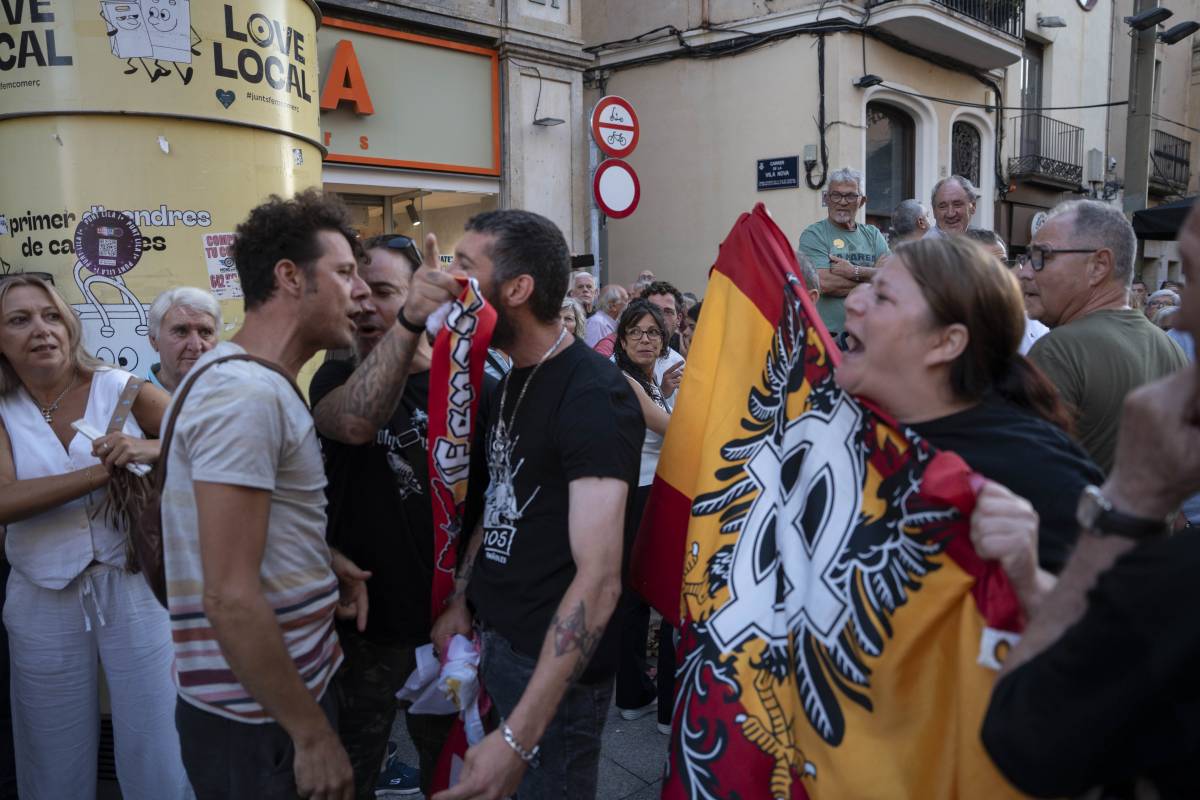 Màxima tensió i un Raval dividit pel xoc de bàndols a la concentració per Ceuta
