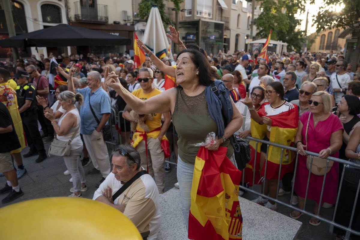 Banderes espanyoles i proclames contra Pedro Sànchez a la concentració per Ceuta - Alberto Tallón Banderes espanyoles i proclames contra Pedro Sànchez a la concentració per Ceuta