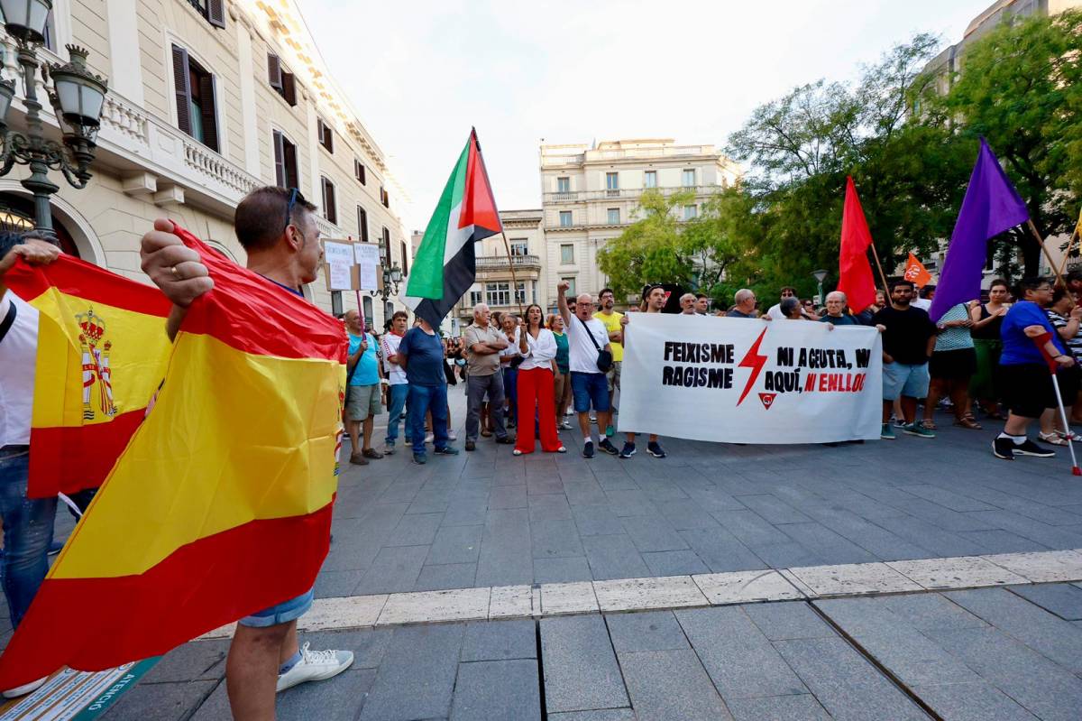 Concentració per Ceuta a Sabadell - Juanma Peláez Concentració per Ceuta a Sabadell