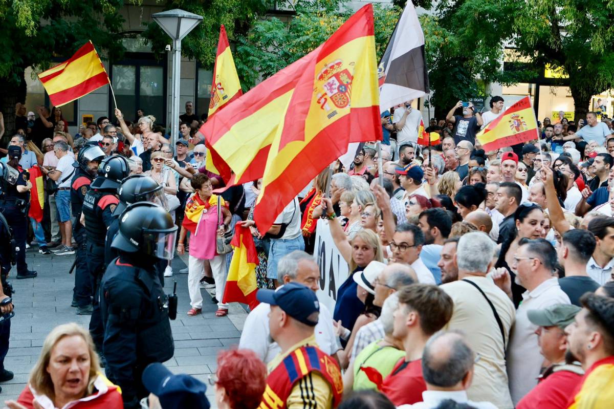 FOTOS | Doble concentració a Sabadell per la crisi de Ceuta