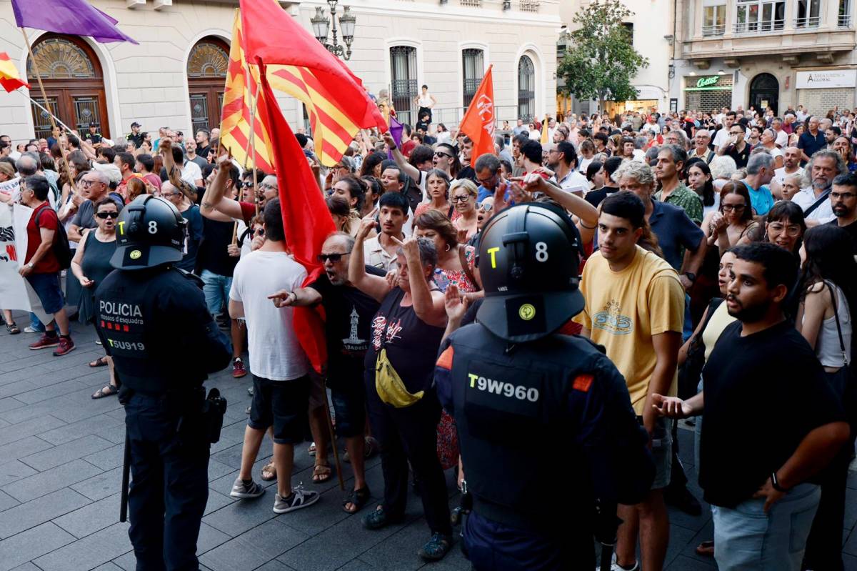 Concentració per Ceuta a Sabadell - Juanma Peláez Concentració per Ceuta a Sabadell