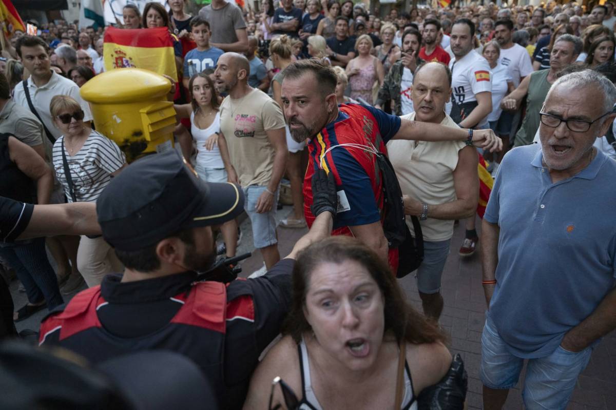 Tensió durant la manifestació de suport a Ceuta a Terrassa - Alberto Tallón Tensió durant la manifestació de suport a Ceuta a Terrassa