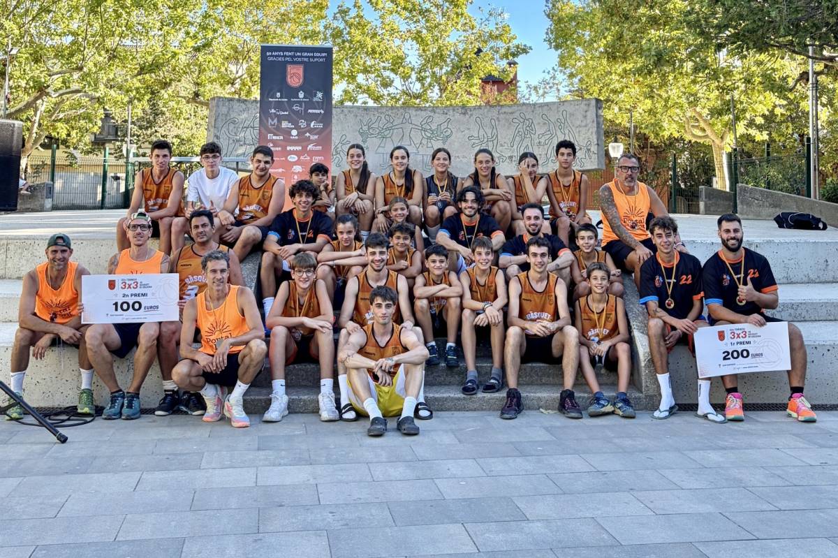 El 32è 3x3 de Solsona omple la plaça del Camp de bàsquet tenyit del 50è aniversari del club taronja-i-negre