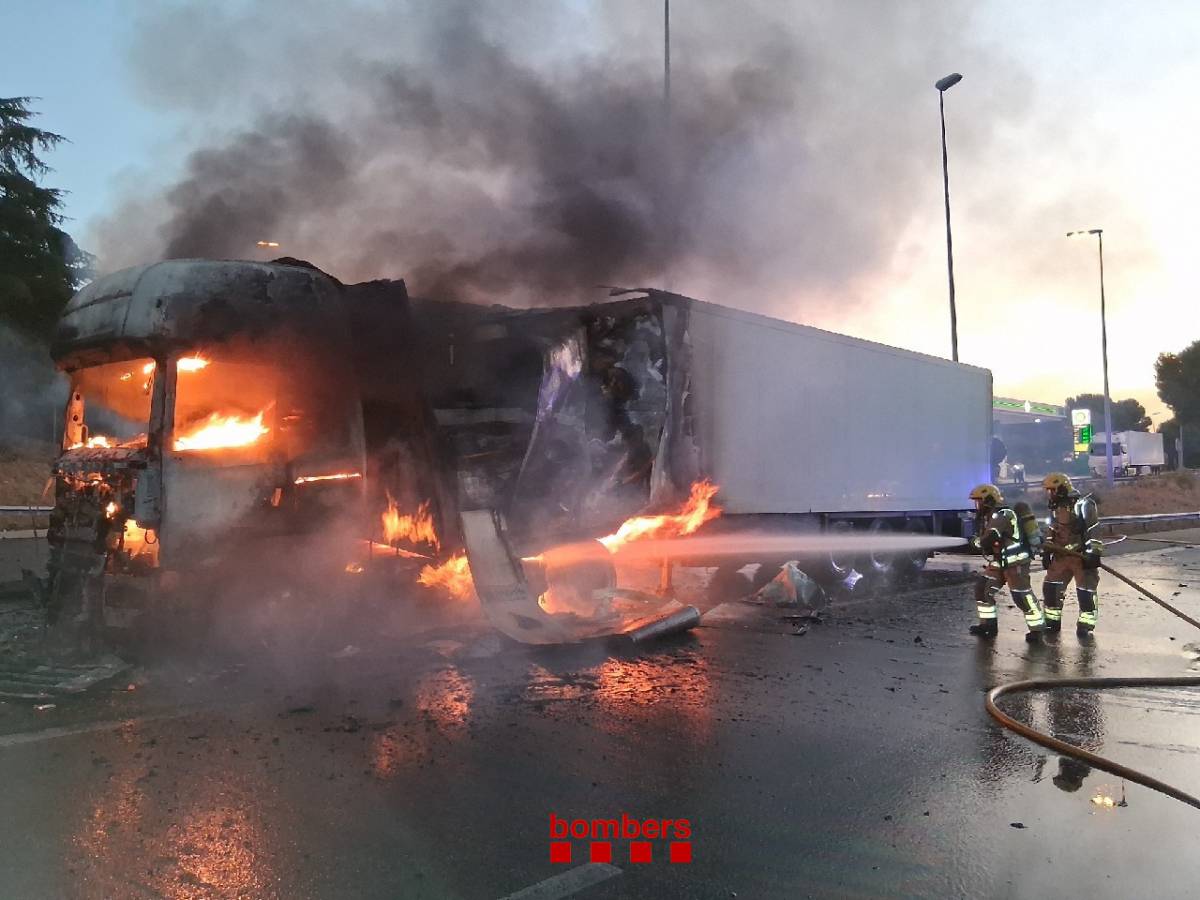 Cues quilomètriques a l'AP-7 per l'incendi d'un vehicle a Cerdanyola del Vallès