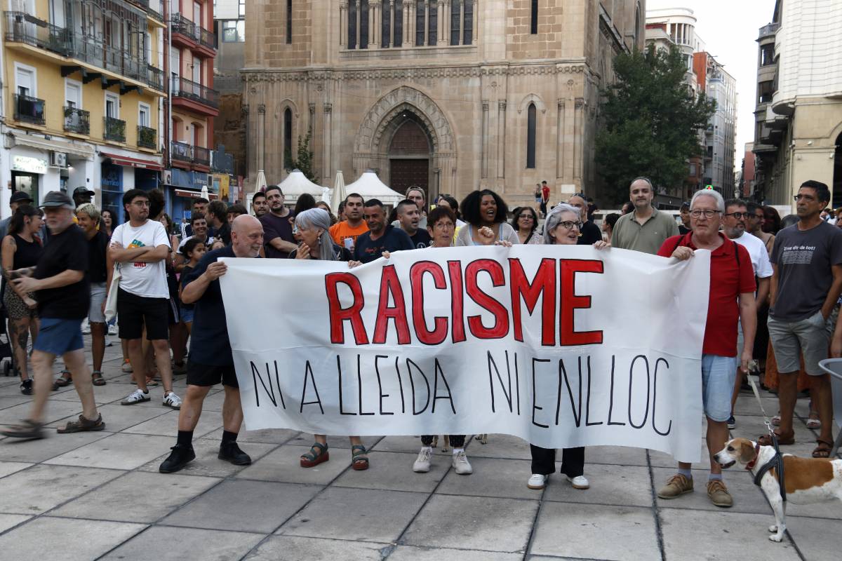 Lleida es divideix per Ceuta: 700 manifestants i un mur policial per separar-los
