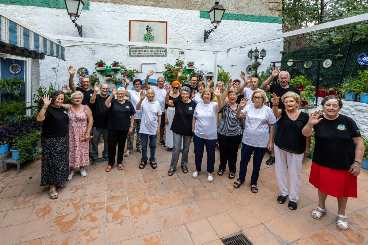 Alguns dels voluntaris dels Ballesteros que col·laboren en l`àpat popular - JUANMA PELÁEZ Alguns dels voluntaris dels Ballesteros que col·laboren en l`àpat popular