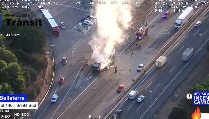 VÍDEO | L'incendi d'un camió a l'AP-7 col·lapsa la C-58 i complica el matí als conductors de Terrassa