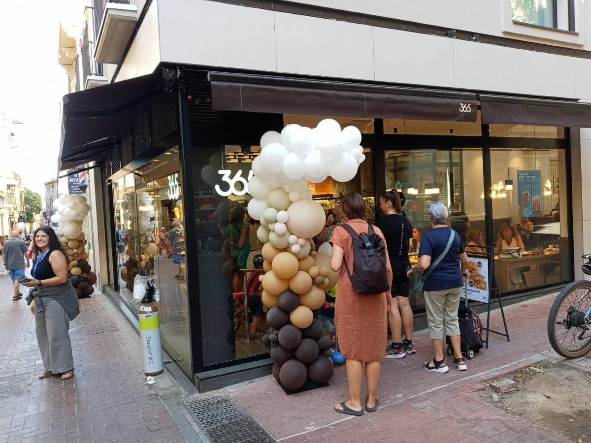 Inauguren el nou 365 del carrer de Sant Pere