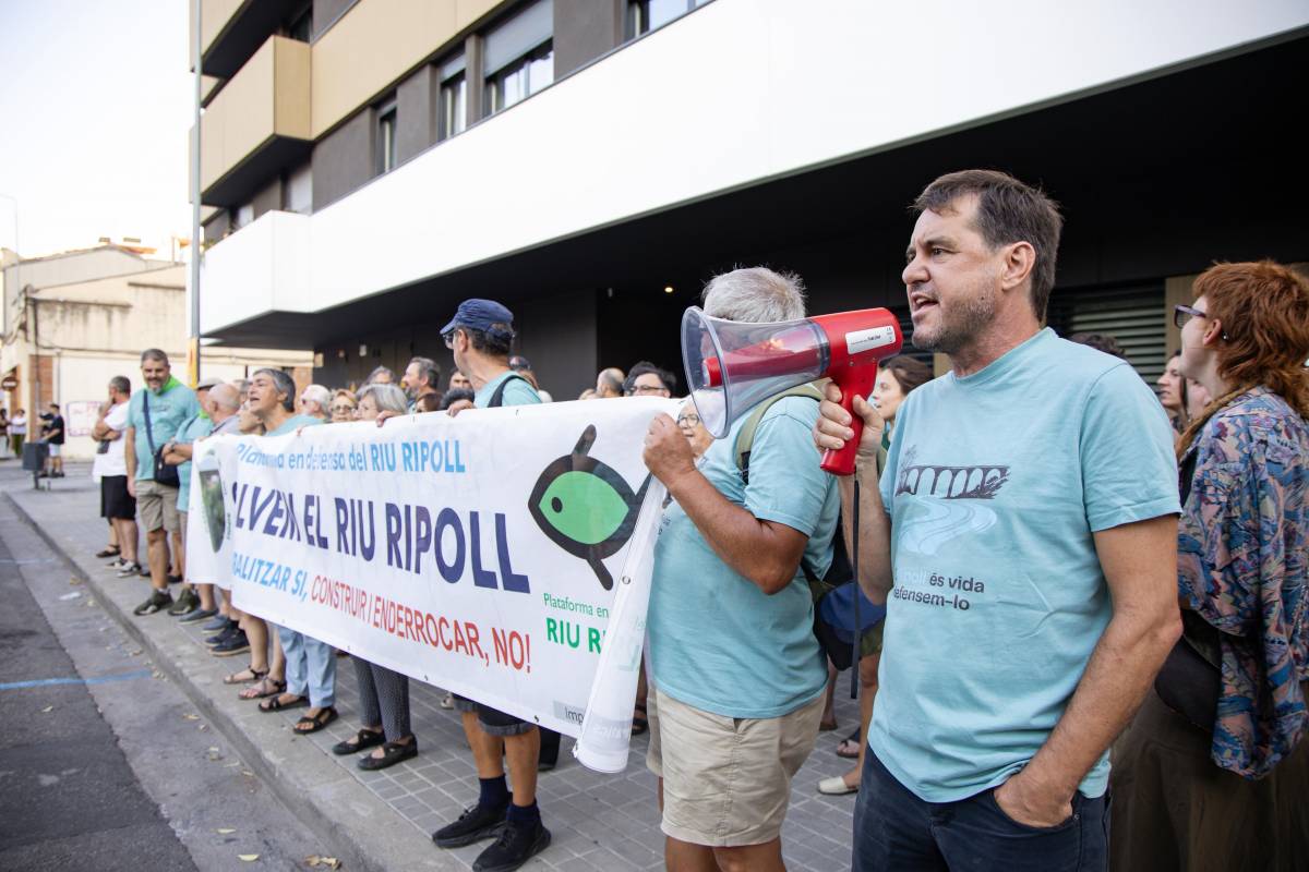 Manifestants a favor d’aturar el pla urbanístic del riu Ripoll - Víctor Castillo Manifestants a favor d’aturar el pla urbanístic del riu Ripoll