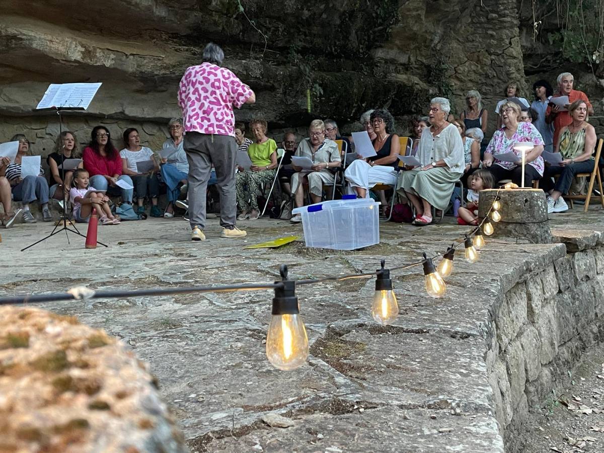 «Cançons amb història» omple la Mare de la Font de veus i records