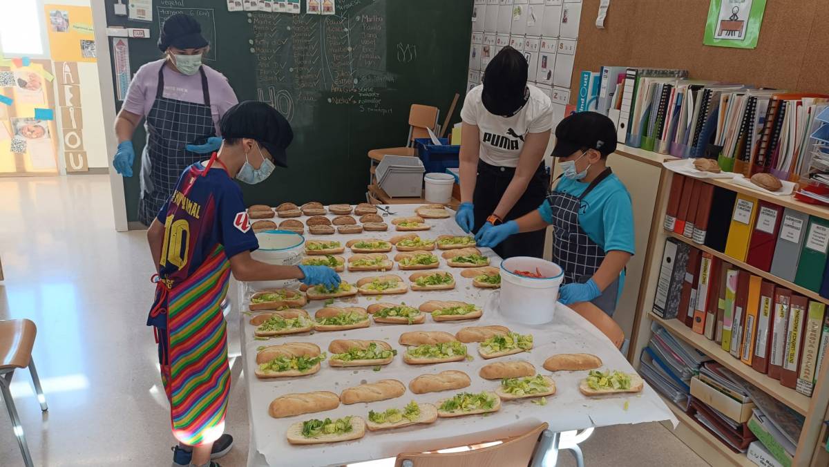 Els nens del SIEI de l’Escola Montserratina de Viladecans preparen els entrepans per vendre'ls en la cantina - Cedida