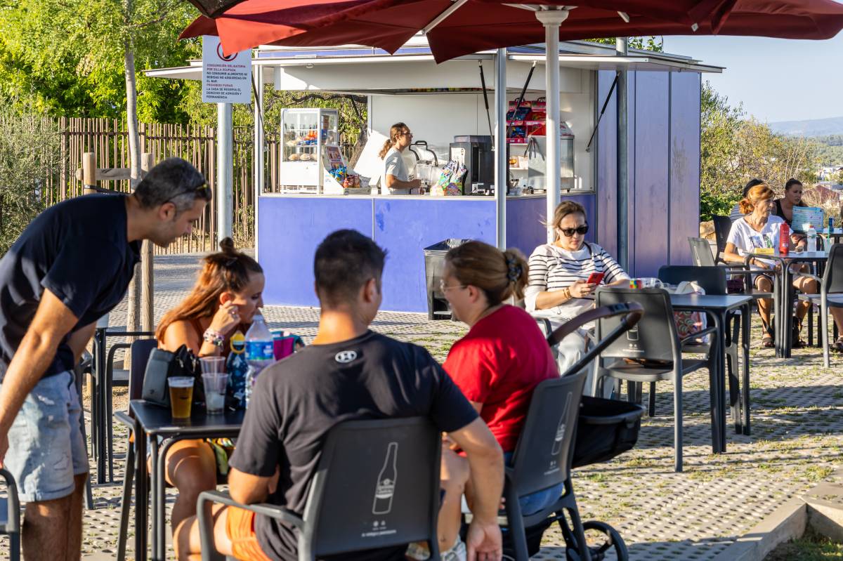 Un refresc i un 'hot dog' al parc de les Aigües