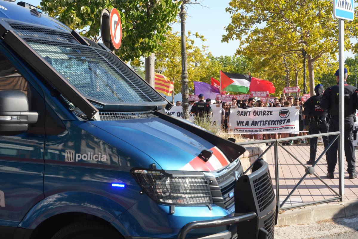 Manifestants antifeixistes a l`arribada de Sílvia Orriols a Sant Quirze - David Chao Manifestants antifeixistes a l`arribada de Sílvia Orriols a Sant Quirze