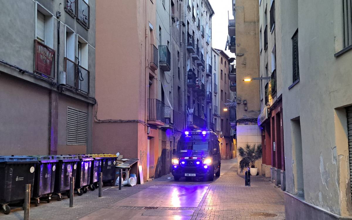 Escorcoll en el pis d'un dels detinguts pel crim de Manresa, al carrer Santa Llúcia