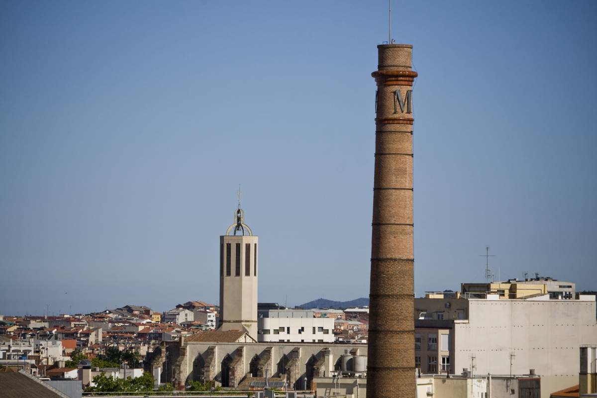Vistes de Terrassa amb el campanar de la catedral del Sant Esperit i la xemeneia del Mnactec - Nebridi Aróztegui