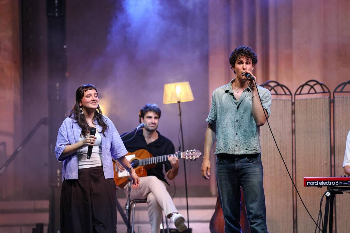 Roger Padrós, actuant amb Celobert a la plaça de Sant Roc per Festa Major - VÍCTOR CASTILLO Roger Padrós, actuant amb Celobert a la plaça de Sant Roc per Festa Major