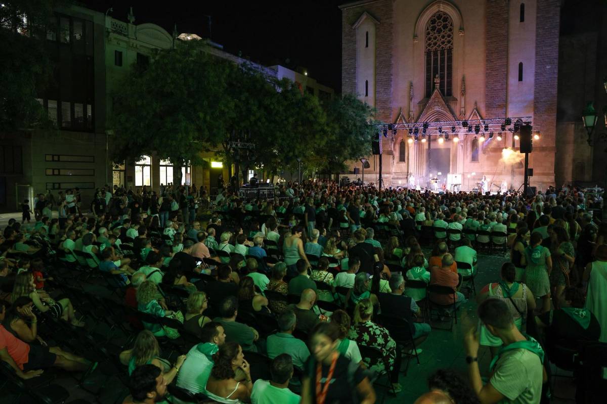 Roger Padrós, actuant a la plaça de Sant Roc per Festa Major - VÍCTOR CASTILLO Roger Padrós, actuant a la plaça de Sant Roc per Festa Major