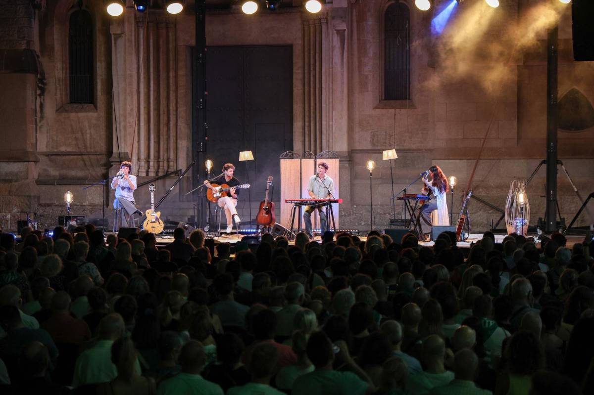 Roger Padrós, actuant a la plaça de Sant Roc per Festa Major - VÍCTOR CASTILLO Roger Padrós, actuant a la plaça de Sant Roc per Festa Major