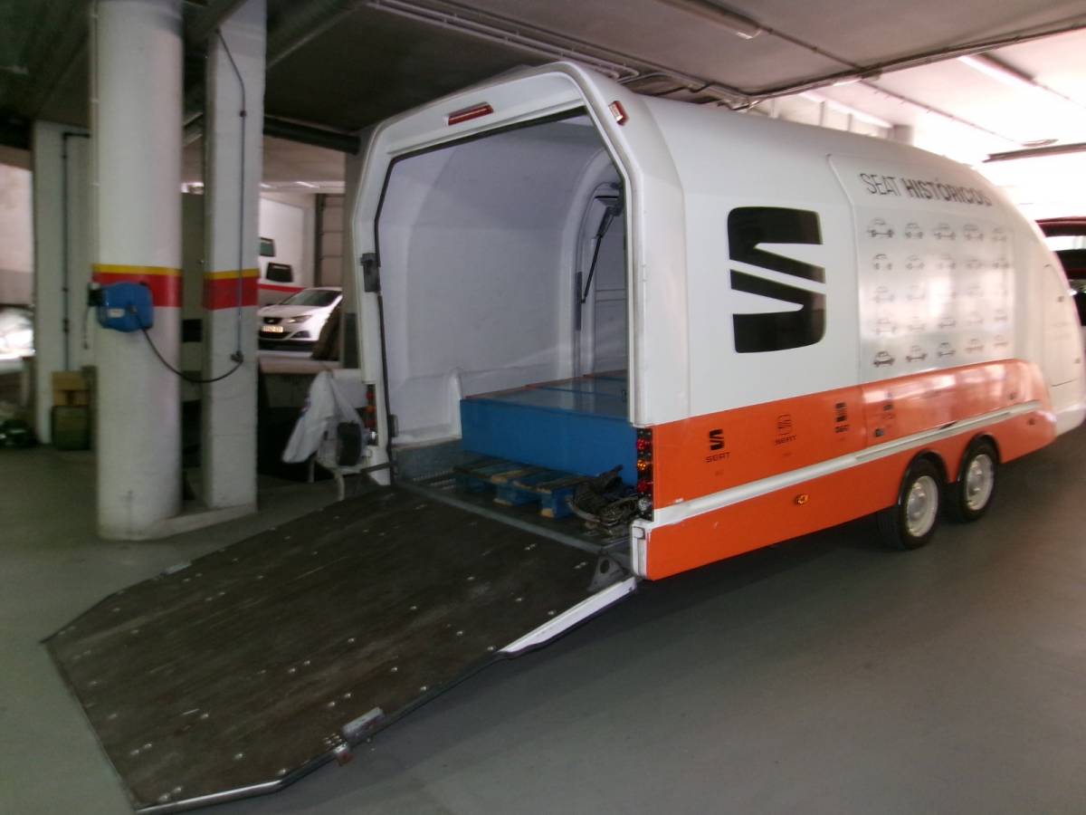 Remolc tancat de transport de cotxes que utilitza el departament de SEAT Históricos - Ramon Estany Remolc tancat de transport de cotxes que utilitza el departament de SEAT Históricos