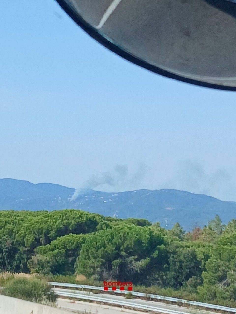 Confinen dues urbanitzacions a Tordera per un incendi forestal