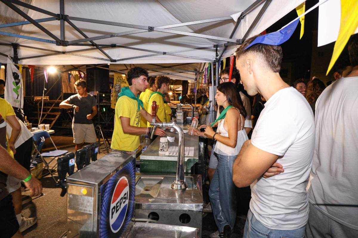 Una nit de Festa Major entre les barres de Barraques