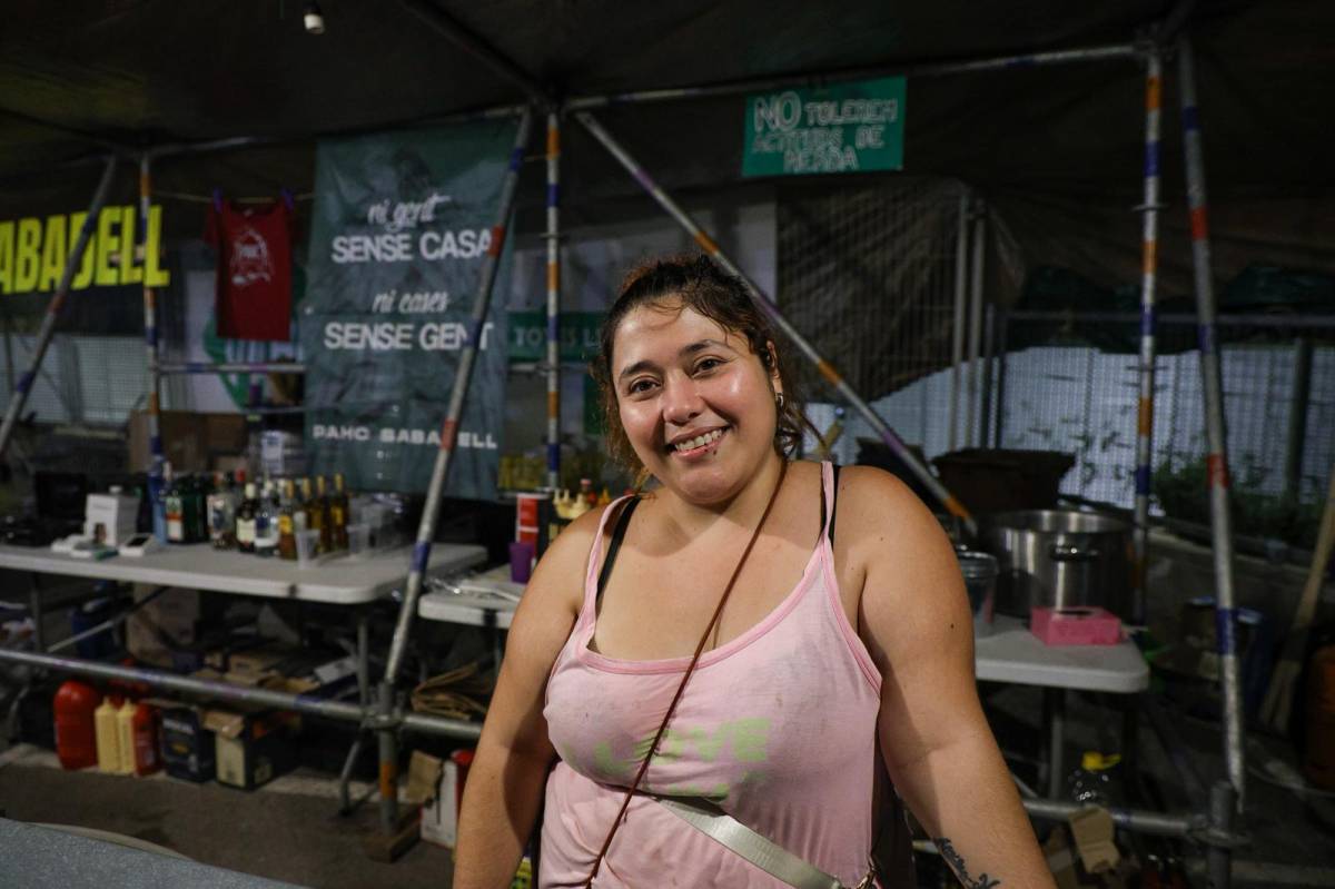 Glenda Mondaca, voluntària a la barra de la PAHC - VÍCTOR CASTILLO Glenda Mondaca, voluntària a la barra de la PAHC
