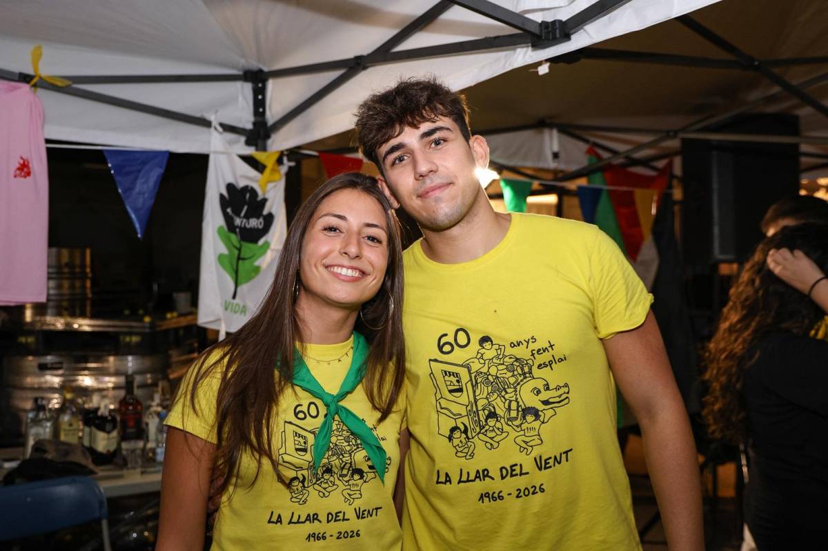 Clàudia Martínez i Guillem Garcia, voluntaris de la barra de La Llar del Vent - VÍCTOR CASTILLO Clàudia Martínez i Guillem Garcia, voluntaris de la barra de La Llar del Vent
