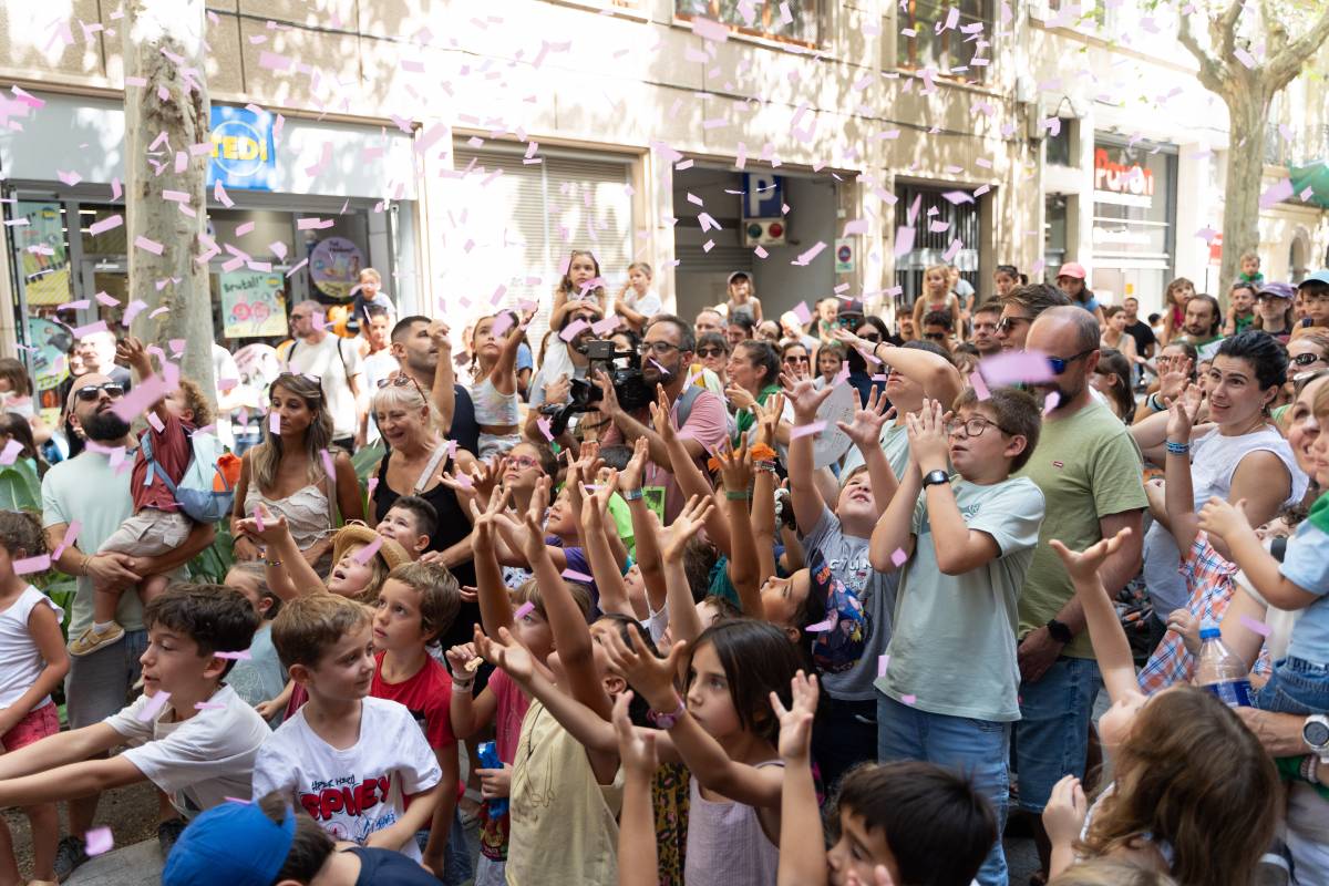 FOTOS | Enlaire fa vibrar la plaça de Frederic Mompou amb una proposta 
