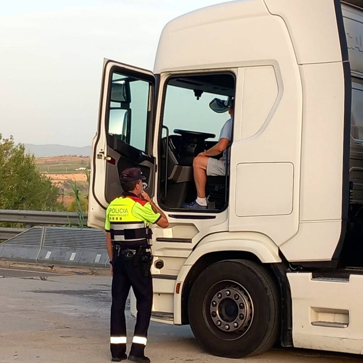 Un detingut i una quinzena de denúncies en un macrocontrol de camions a l’AP-7 a l’Alt Penedès