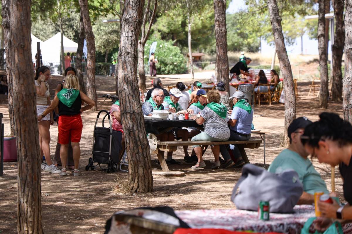 FOTOS | Sabadell es posa el pitet al parc de Catalunya per la botifarrada: 1.500 comensals, un 25% més que l'any passat